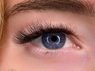 Lash extensions near Surfers