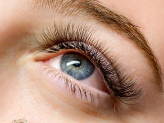 Lashes near Cararra