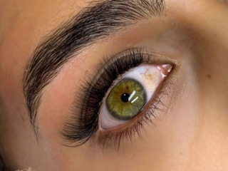 Medium volume lashes
