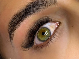 Medium volume eyelash extensions