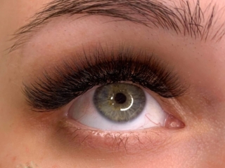 Volume lashes in Robina